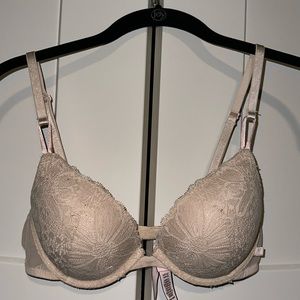 Victoria’s Secret lace push-up, 36B